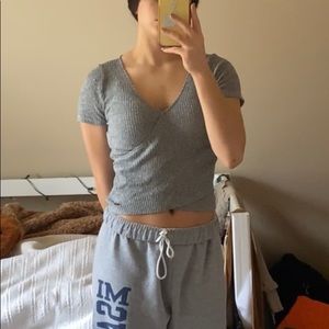 cropped grey cross over hollister shirt